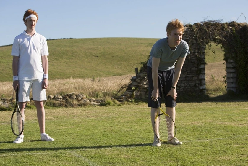 Domhnall Gleeson y Will Merrick en Una Cuestión de Tiempo