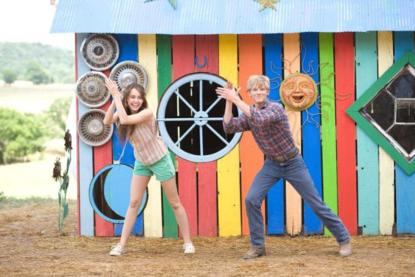Miley Cyrus y Lucas Till en Hannah Montana. La Película