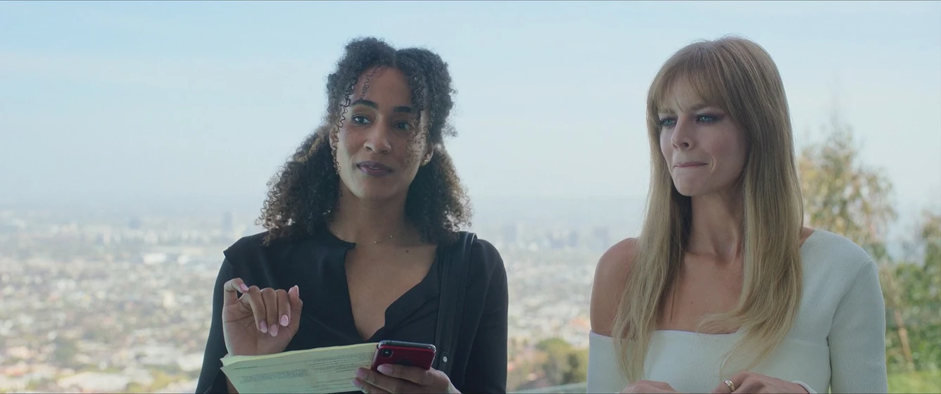 Samara Weaving y Tiana Okoye en el-aparcacoches