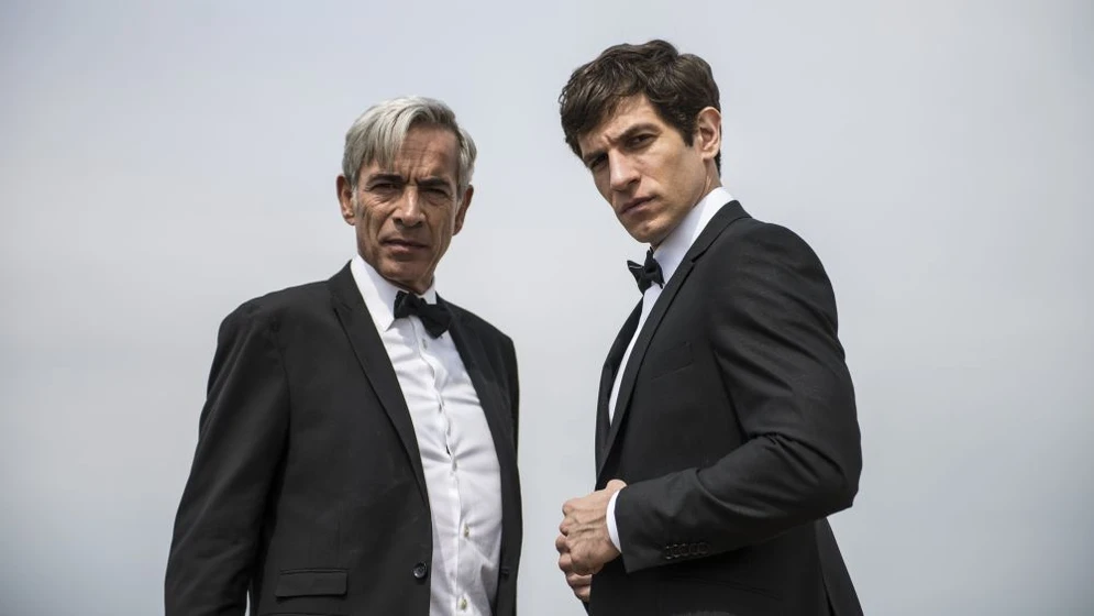 Imanol Arias y Quim Gutiérrez en anacleto-agente-secreto