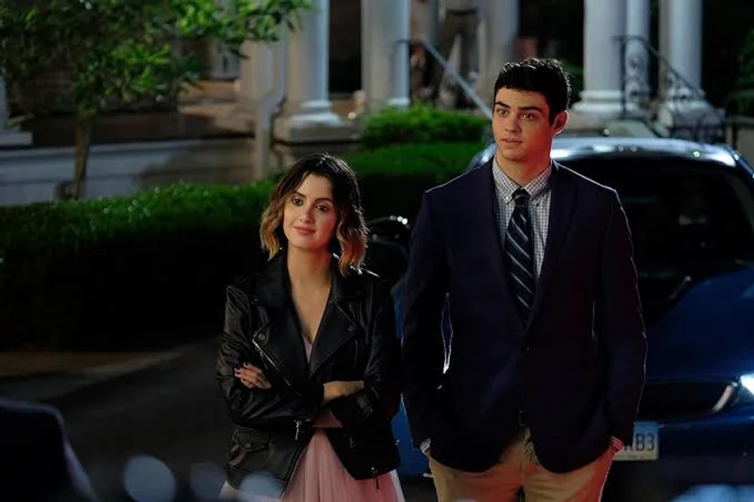 Laura Marano y Noah Centineo en la-cita-perfecta