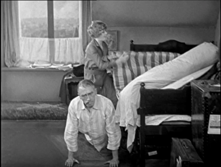 Gordon Harker y Betty Balfour en champagne
