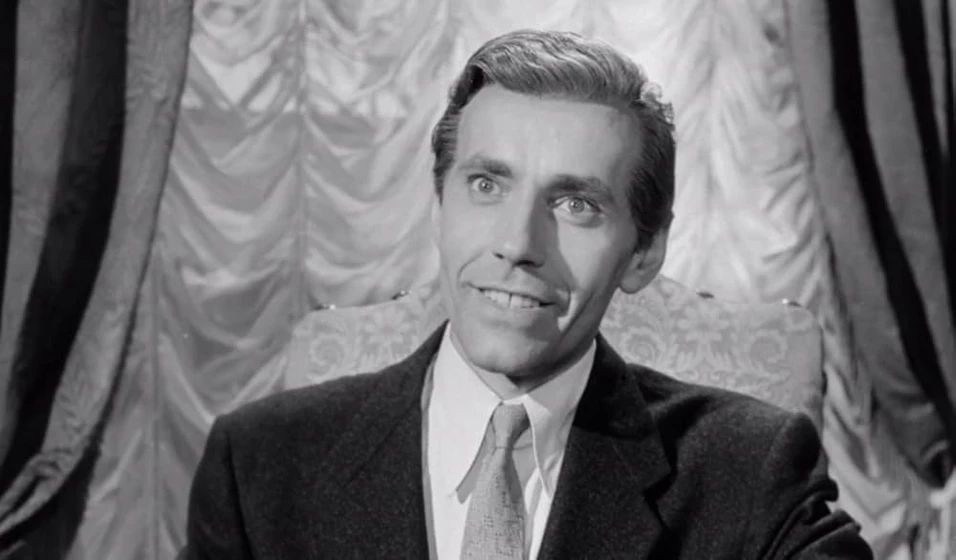 Curt Lowens en un-hombre-lobo-en-el-dormitorio-de-mujeres