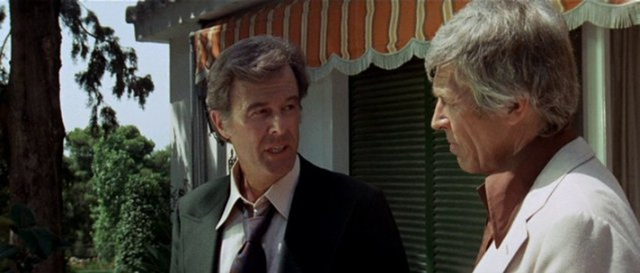 James Coburn en El Asalto de los Hombres Pájaro
