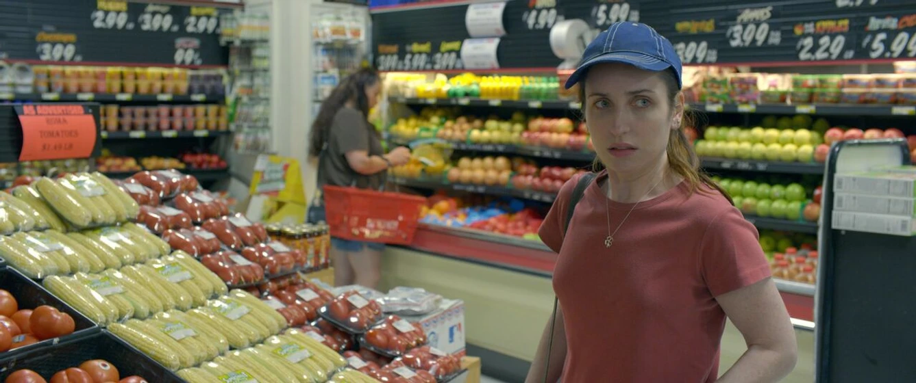 Zoe Lister-Jones en consumed
