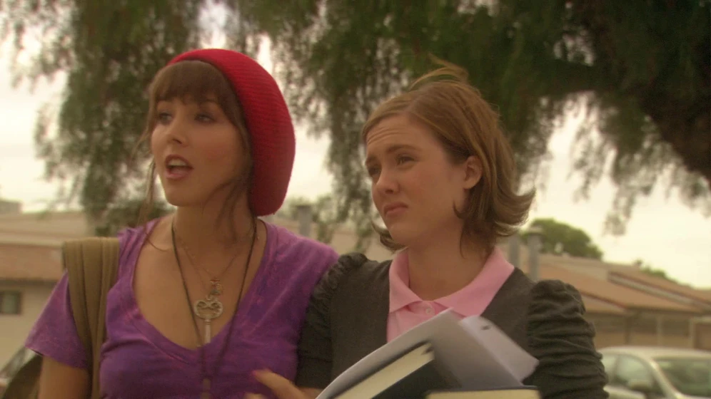 Olivia May y Lauren Walsh en virgen-a-los-18