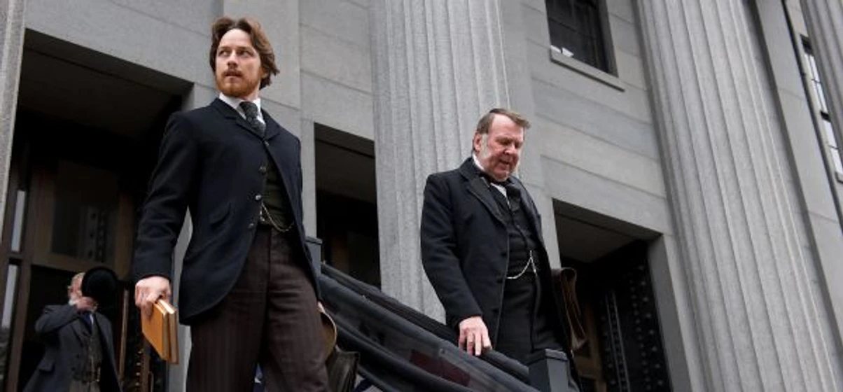 Tom Wilkinson y James McAvoy en la-conspiracion-2010