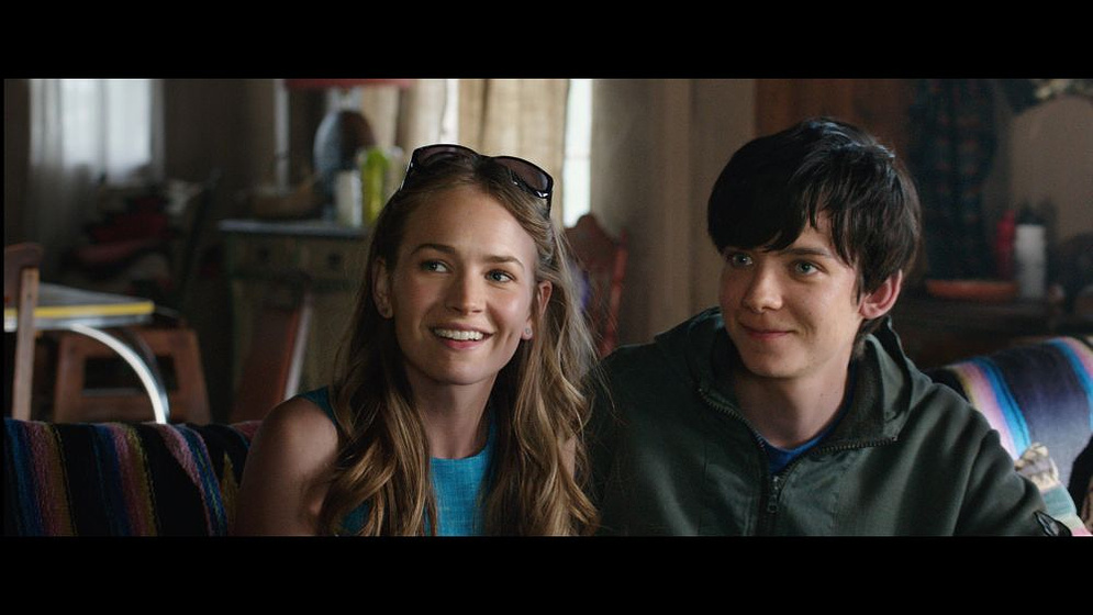 Britt Robertson y Asa Butterfield en Un Espacio entre Nosotros