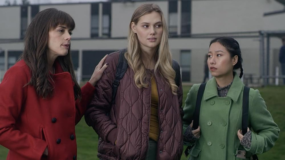 Margaret Anne Florence, Karis Cameron y Sunny Chen en El Secreto de las Animadoras