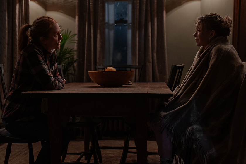 Julianne Moore y Sydney Sweeney en Echo Valley