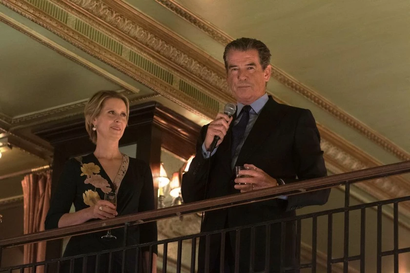 Pierce Brosnan y Cynthia Nixon en cancion-de-nueva-york