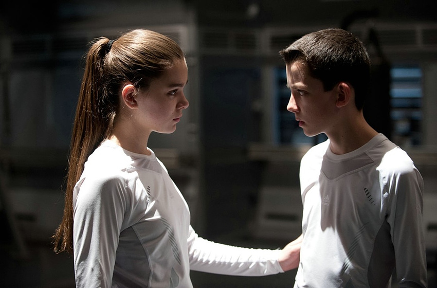 Asa Butterfield y Hailee Steinfeld en El Juego de Ender