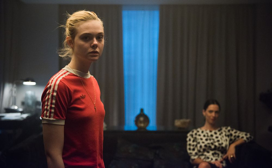 Elle Fanning y Rebecca Hall en Alcanzando tu Sueño