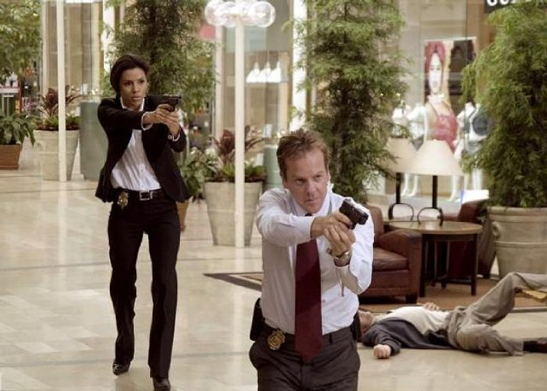 Kiefer Sutherland y Eva Longoria en La Sombra de la Sospecha