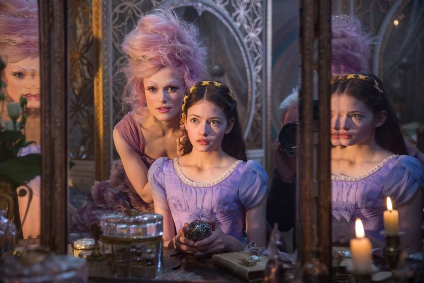 Keira Knightley y Mackenzie Foy en el-cascanueces-y-los-cuatro-reinos