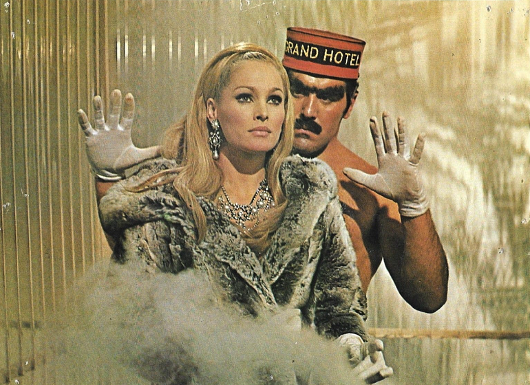 Ursula Andress en Problemas Extraconyugales