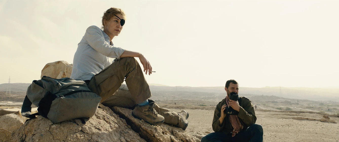 Rosamund Pike y Jamie Dornan en la-corresponsal