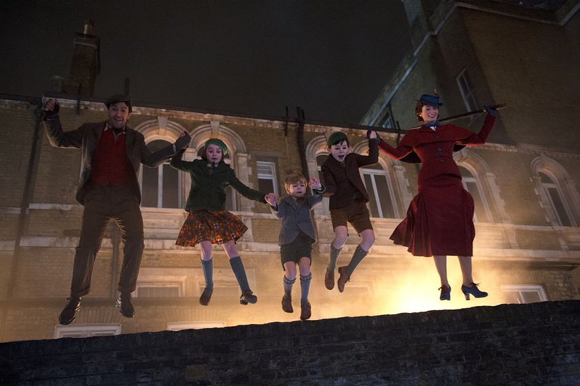 Emily Blunt, Lin-Manuel Miranda, Nathanael Saleh y Pixie Davies en El Regreso de Mary Poppins