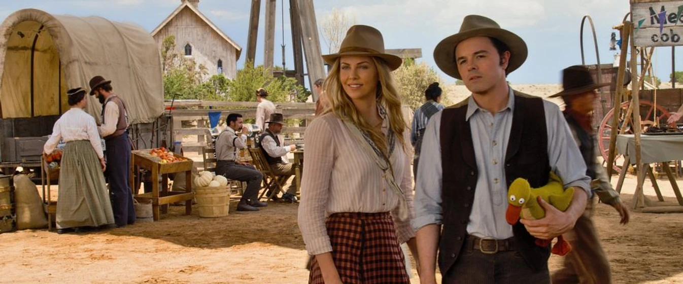 Charlize Theron y Seth MacFarlane en mil-maneras-de-morder-el-polvo