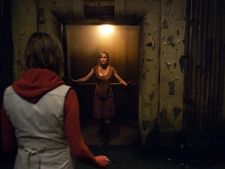 Radha Mitchell y Adelaide Clemens en silent-hill-2-revelacion-3d