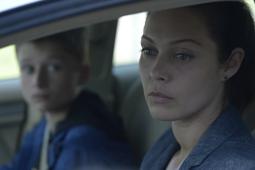 Alaina Huffman y Cameron Brodeur en la-negociadora
