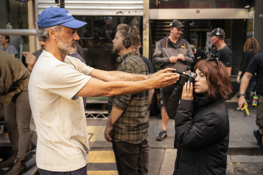 Taika Waititi y Jenna Ortega en klara-y-el-sol (Rodaje)