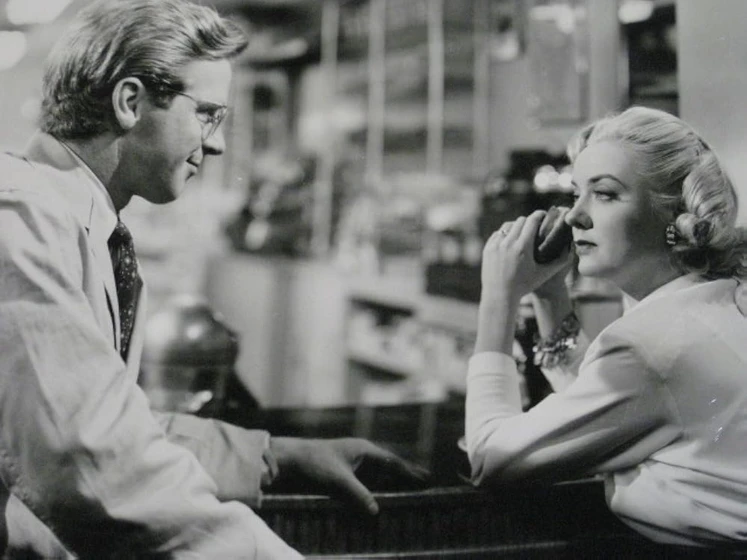 Audrey Totter y Richard Basehart en tension