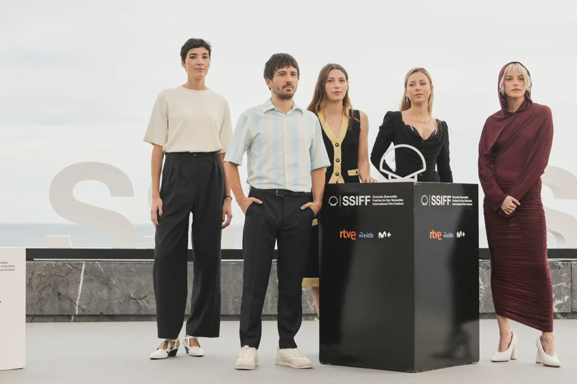 Isabel Peña, Pedro Calero, Ester Expósito, Malena Villa y Mathilde Ollivier en El Llanto (Festival de San Sebastián. Septiembre 2024)