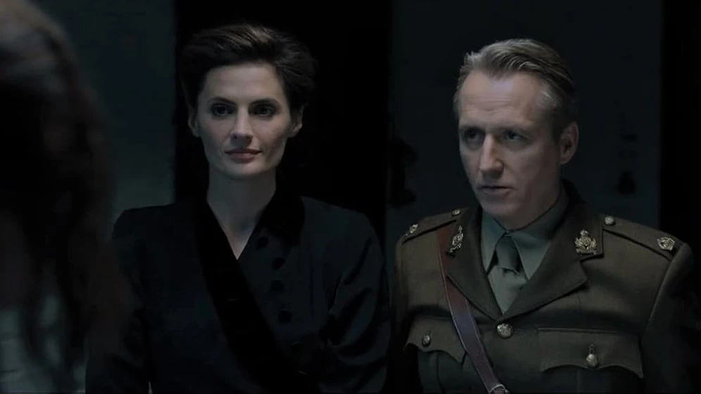 Linus Roache y Stana Katic en las-espias-de-churchill