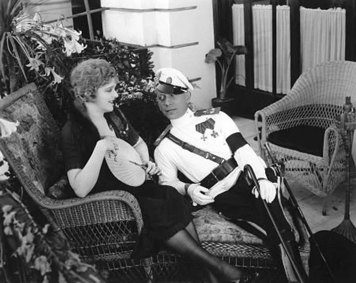 Erich von Stroheim y Miss DuPont en esposas-frivolas