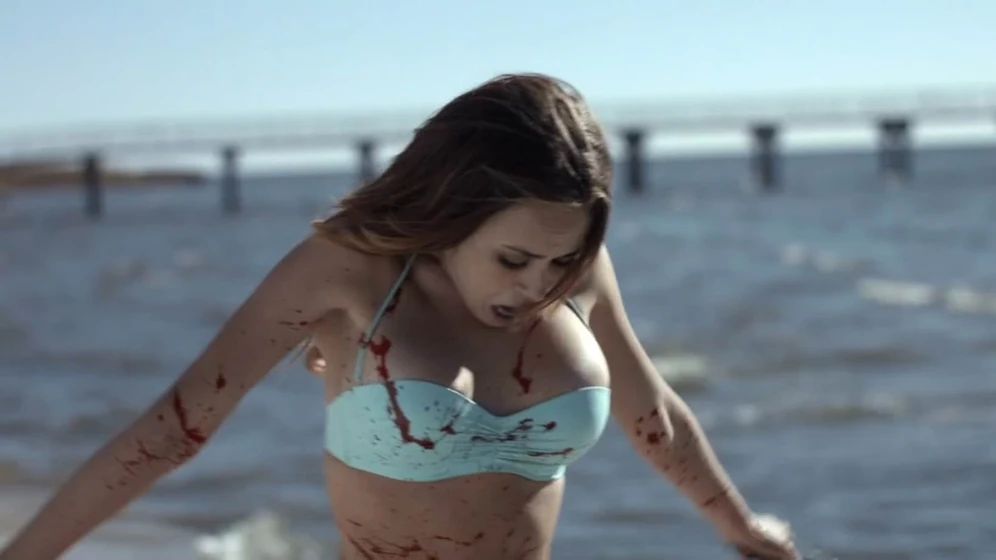 Becky Andrews en tiburon-zombie