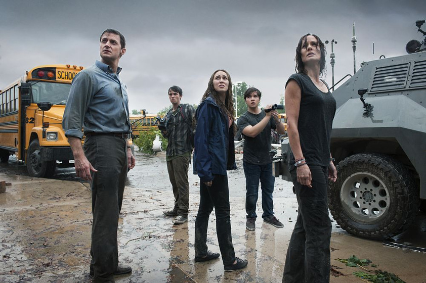 Jeremy Sumpter, Sarah Wayne Callies, Richard Armitage, Nathan Kress y Alycia Debnam Carey en En el Ojo de la Tormenta