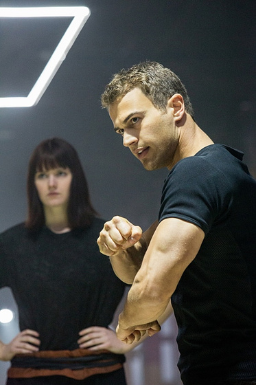 Theo James en Divergente