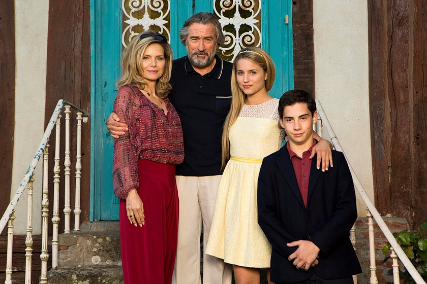 Robert De Niro, Michelle Pfeiffer, Dianna Agron y John D'Leo en Malavita