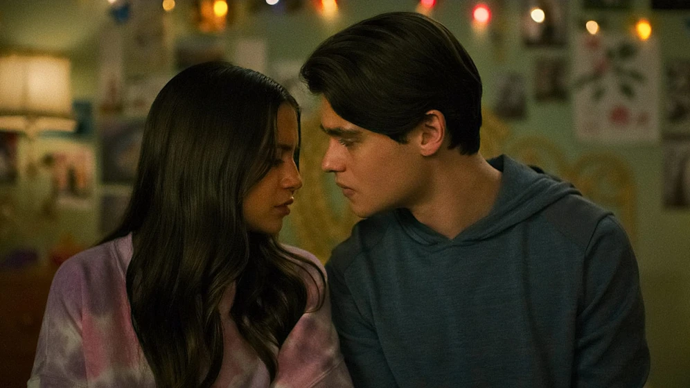 Isabela Moner y Felix Mallard en mil-veces-hasta-siempre