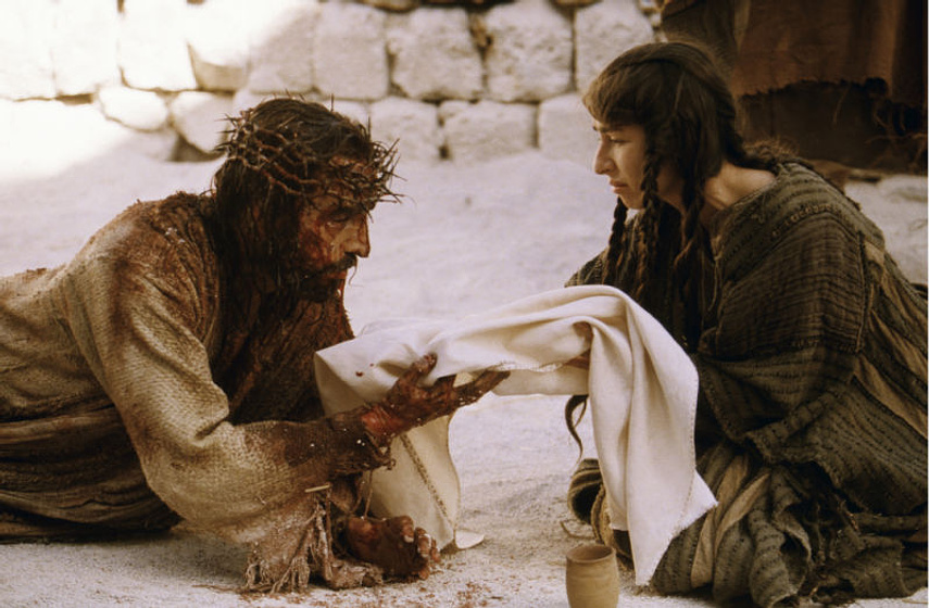 Jim Caviezel y Sabrina Impacciatore en La Pasión de Cristo