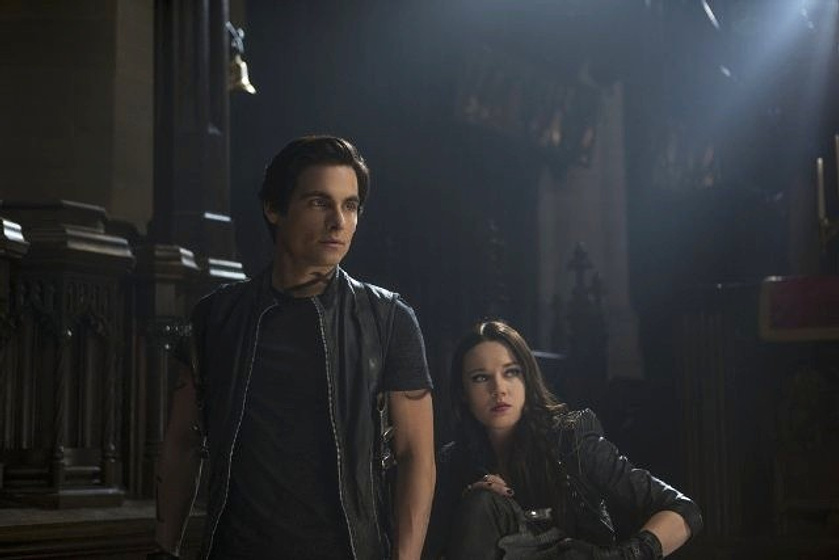 Kevin Zegers y Jemima West en Cazadores de sombras: Ciudad de hueso