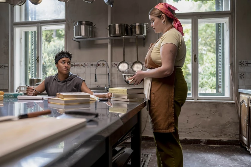 Ariana DeBose y Barbie Ferreira en la-casa-de-los-susurros