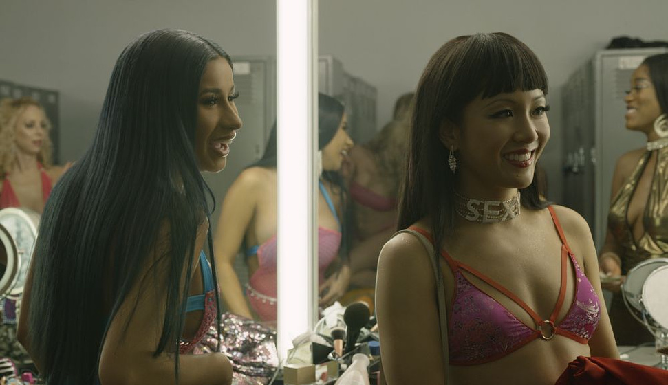 Constance Wu y Cardi B en Estafadoras de Wall Street