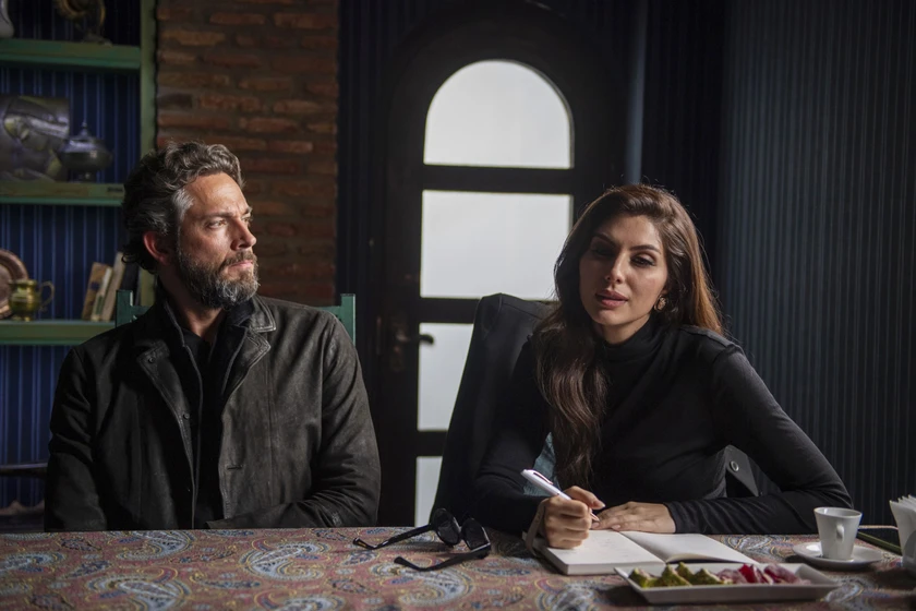 Zachary Levi y Annet Mahendru en operacion-teheran
