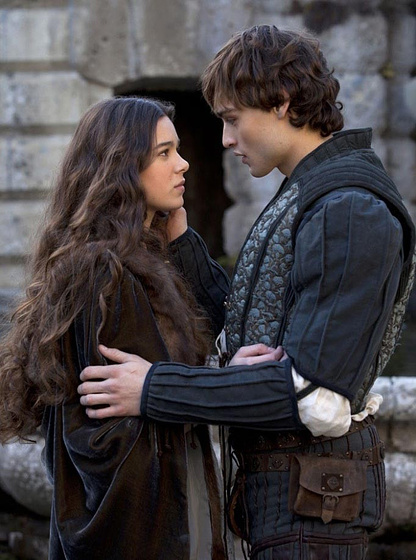 Hailee Steinfeld y Douglas Booth en Romeo and Juliet
