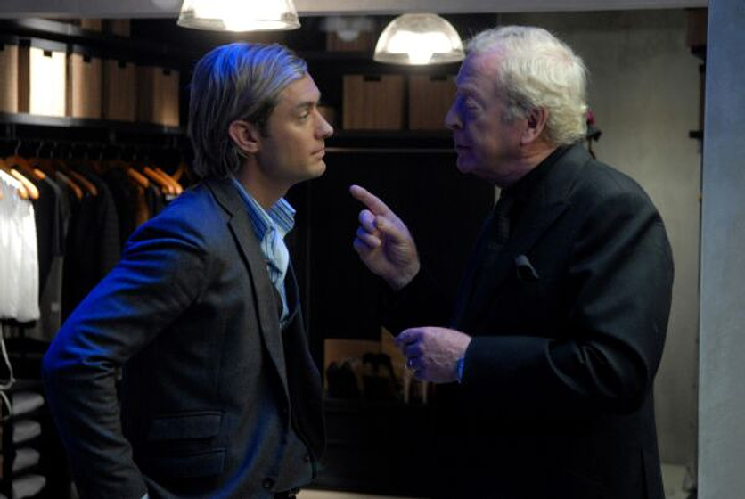 Michael Caine y Jude Law en La Huella