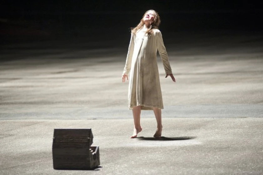 Natasha Calis en the-possession-el-origen-del-mal