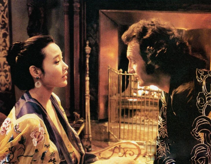 Joan Chen y Bryan Brown en tai-pan
