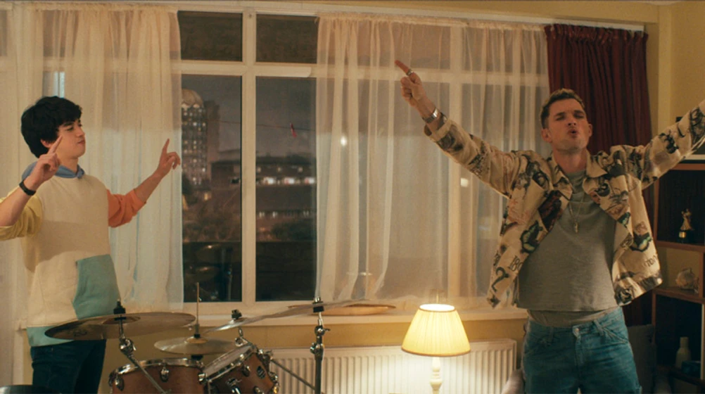 Ed Skrein y Leo Long en yo-era-famoso