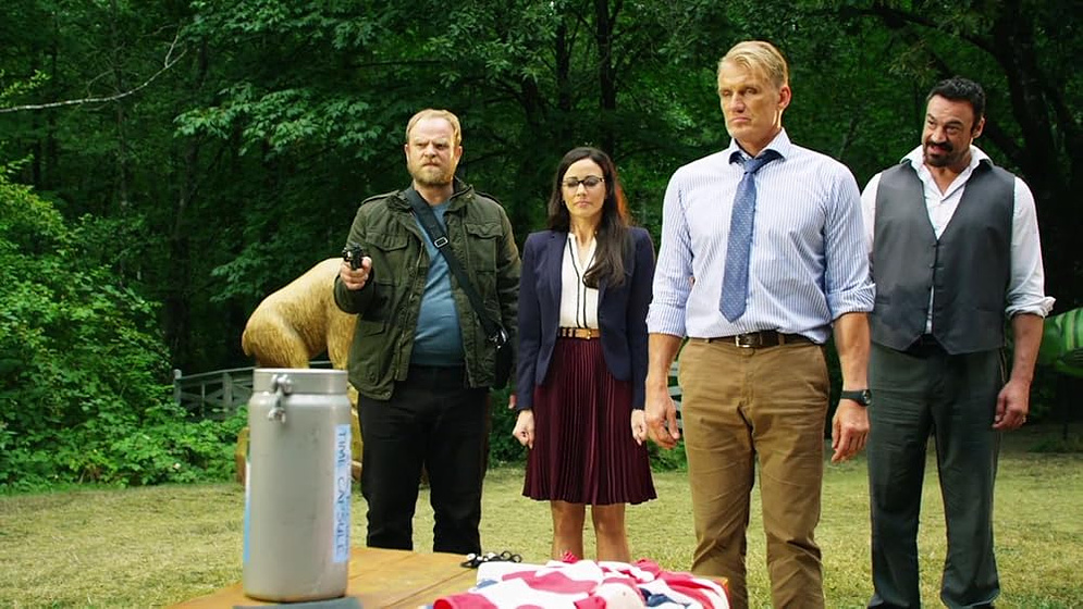 Dolph Lundgren, Aleks Paunovic, Michael Adamthwaite y Darla Taylor en Poli de Guardería 2