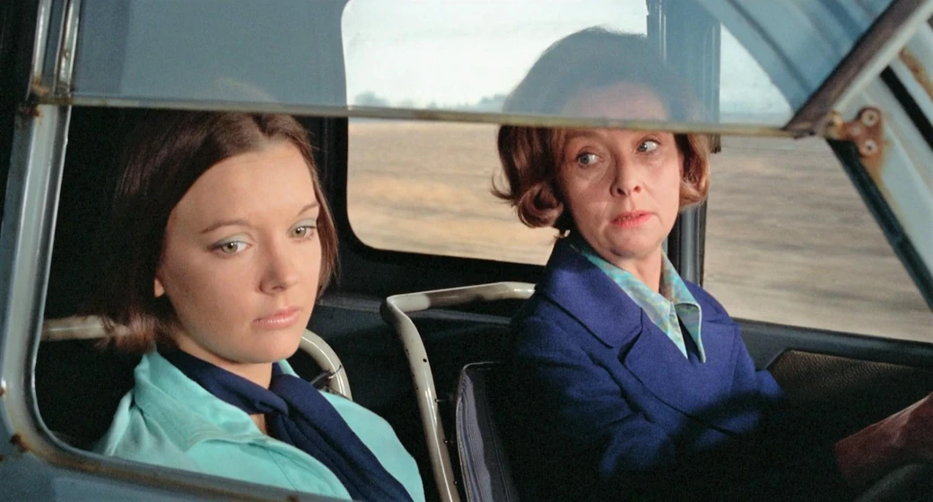 Pamela Franklin y Clare Kelly en de-repente-la-oscuridad