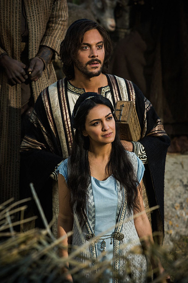 Jack Huston y Nazanin Boniadi en Ben-Hur