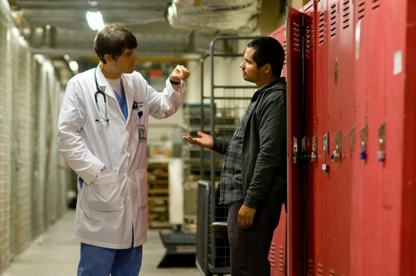 Orlando Bloom y Michael Peña en The Good Doctor