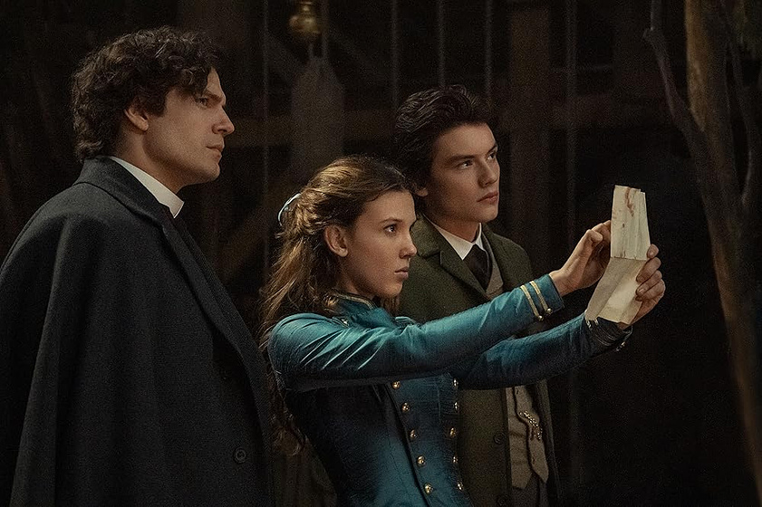 Henry Cavill, Millie Bobby Brown y Louis Partridge en enola-holmes-2